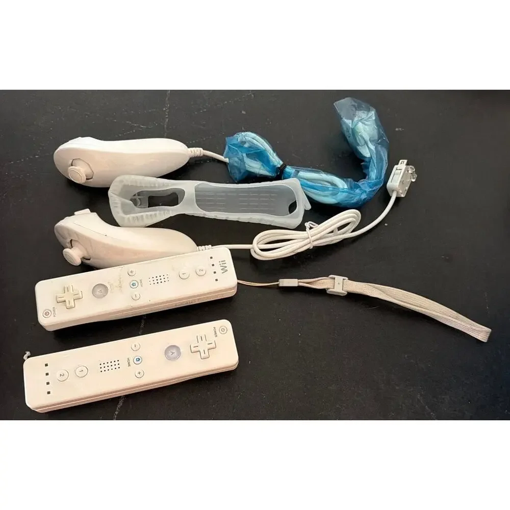 Nintendo Wii Controllers Numchuk Bundle